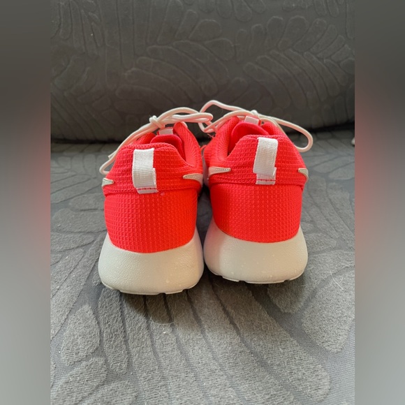 Nike Hot Pink Roshe Run Running Shoe glow in the dark - Youth 6 or women’s 7.5 - Picture 3 of 7